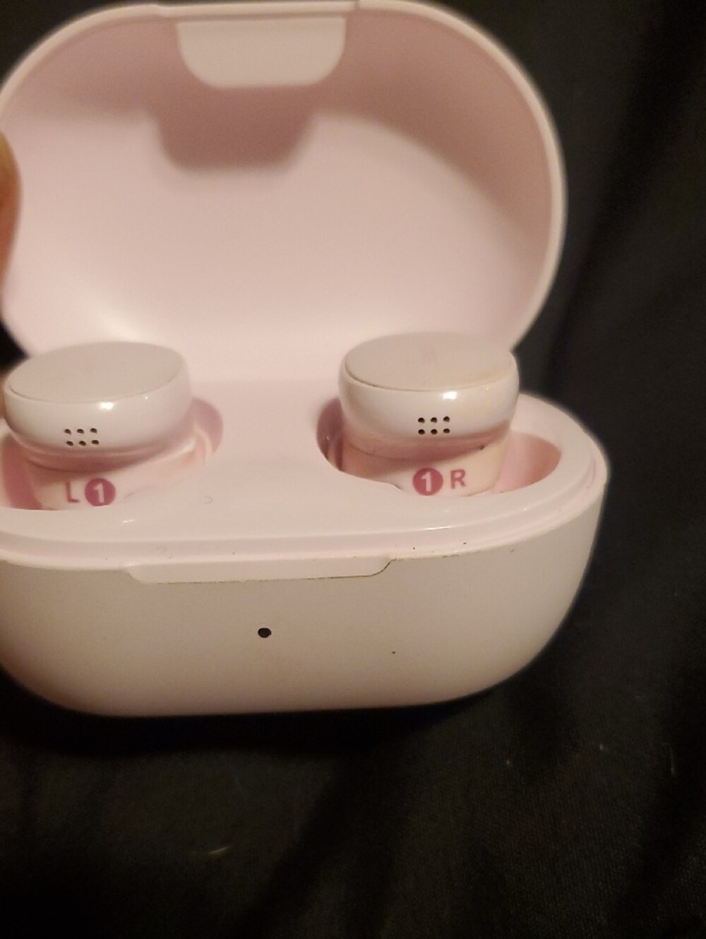 Bose Quiet Comfort Earbuds with Charging Case - Picture 3 of 6